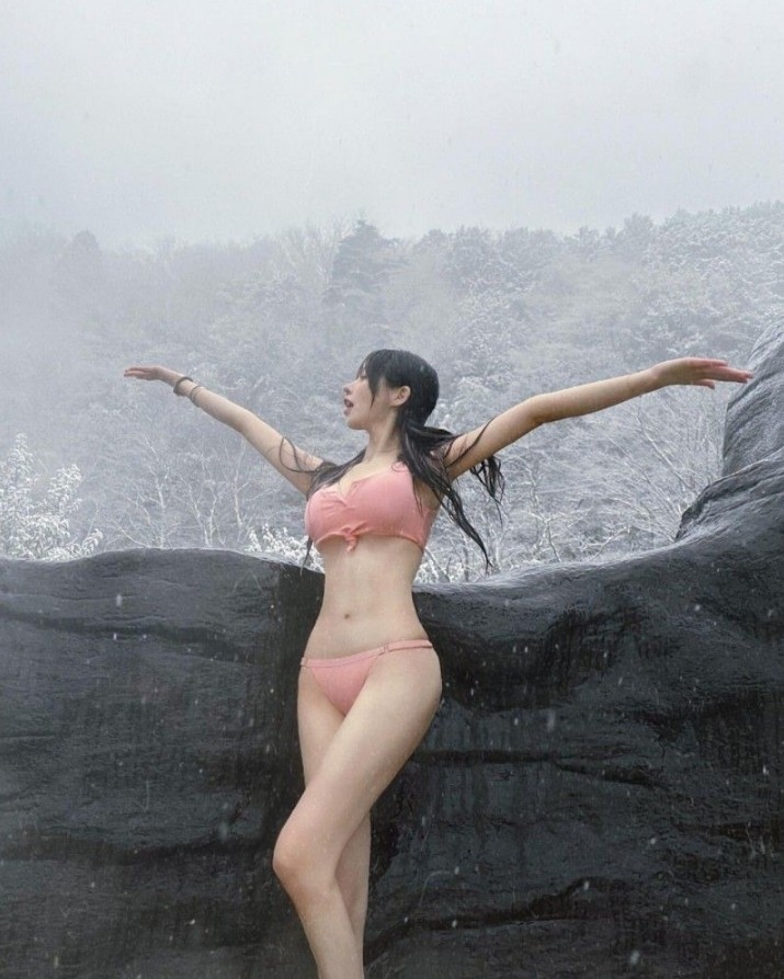 20241211010110-f967b19ba479-한겨울한갱온천비키니4.jpeg